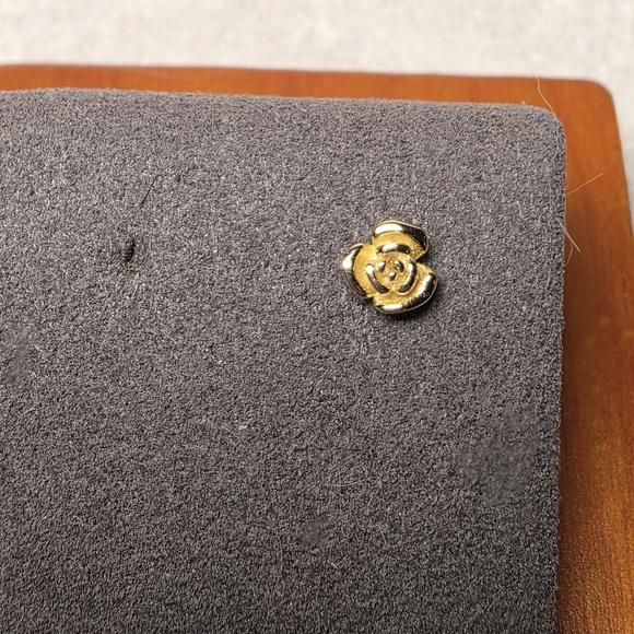 Rose Internally Threaded Labret - Picture 5 of 5